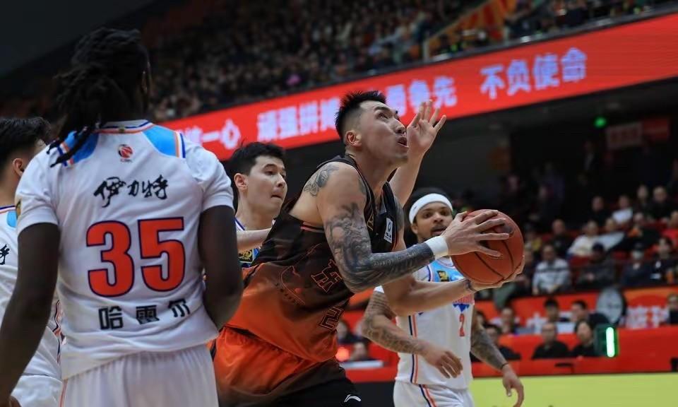 山东男篮发布备战花絮，窗口期扳平良机，社区盾任务艰巨，团队化学反应显著(小蓝鸟体育生放烟花庆祝)-爱游戏娱乐